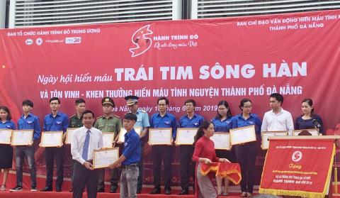 Đoàn Thanh niên trường Cao đẳng GTVT Trung ương V được tôn vinh - Khen thưởng trong Ngày Hội Hiến máu Trái tim Sông Hàn