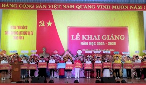 LỄ KHAI GIẢNG NĂM HỌC 2024-2025 VÀ TRAO HỌC BỔNG  KHUYẾN HỌC CHO TÂN HSSV KHÓA 2024